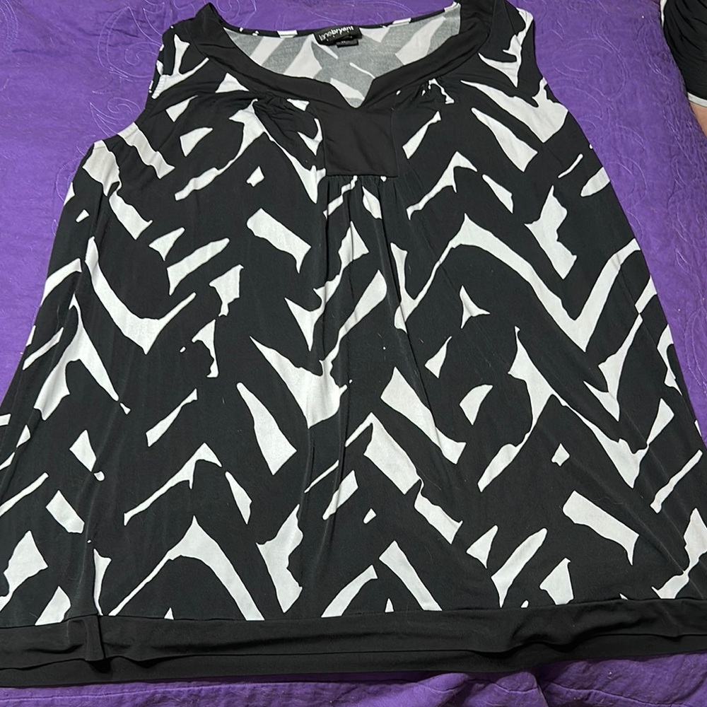 Women's Black and White Sleeveless Top
